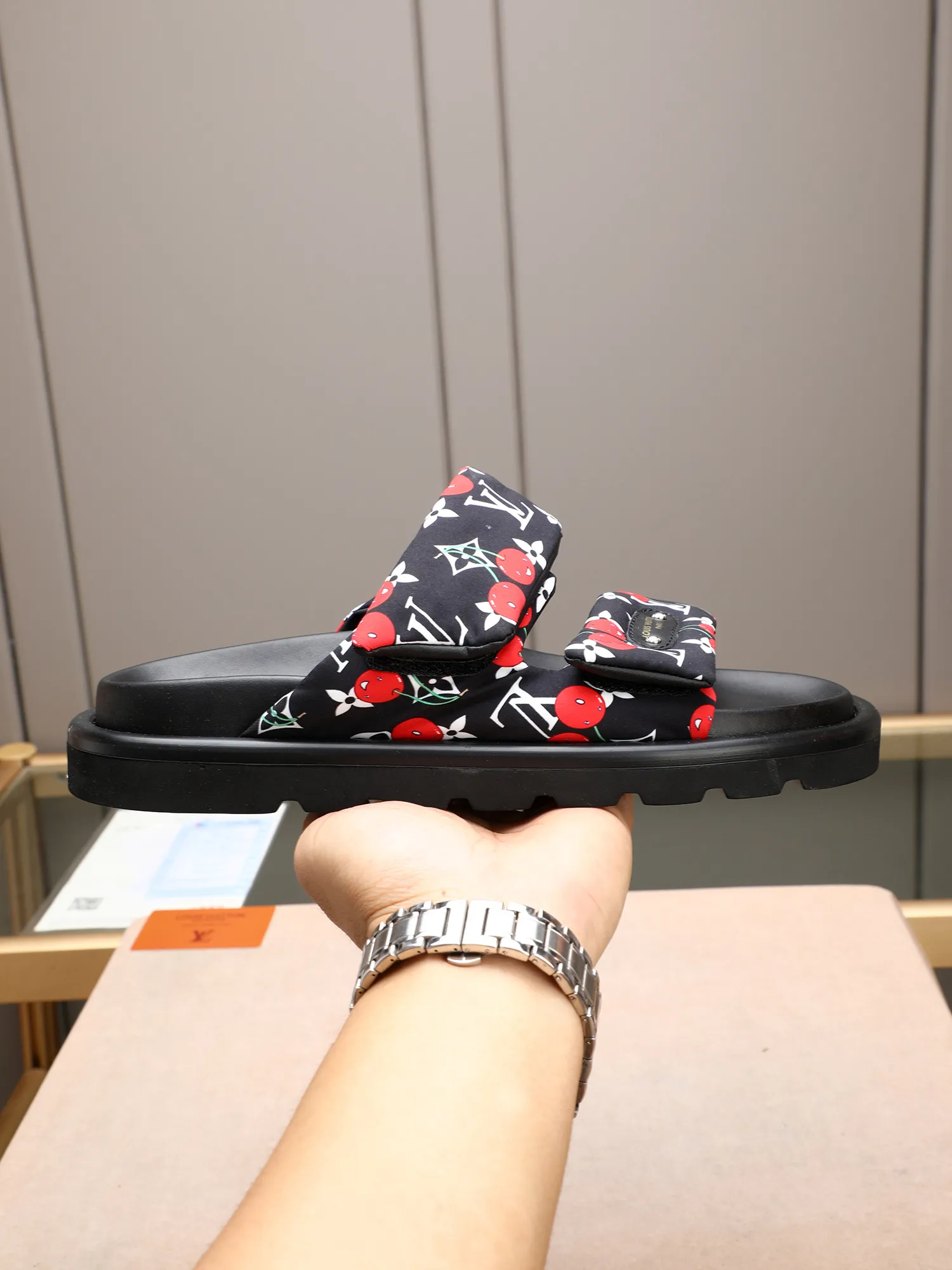 PP360 [LOUIS VUITTON] Louis Vuitton, LV printing, men's and women's slippers are on the market. The drawer box packaging comes with a cloth bag and a card. The upper pattern looks very soft and waxy, and it is a super versatile leg slimming tool. Fabric: imported denim/canvas/old fabric, LV hardware LOGO, official website pattern printing, comfortable to wear, feet: high-elastic PU water table. Sole: foam sole, heel height: about 5cm. Code number: 35-46, 35, 45, 46 are custom-made and non-returnable. Color: multiple colors and styles available.